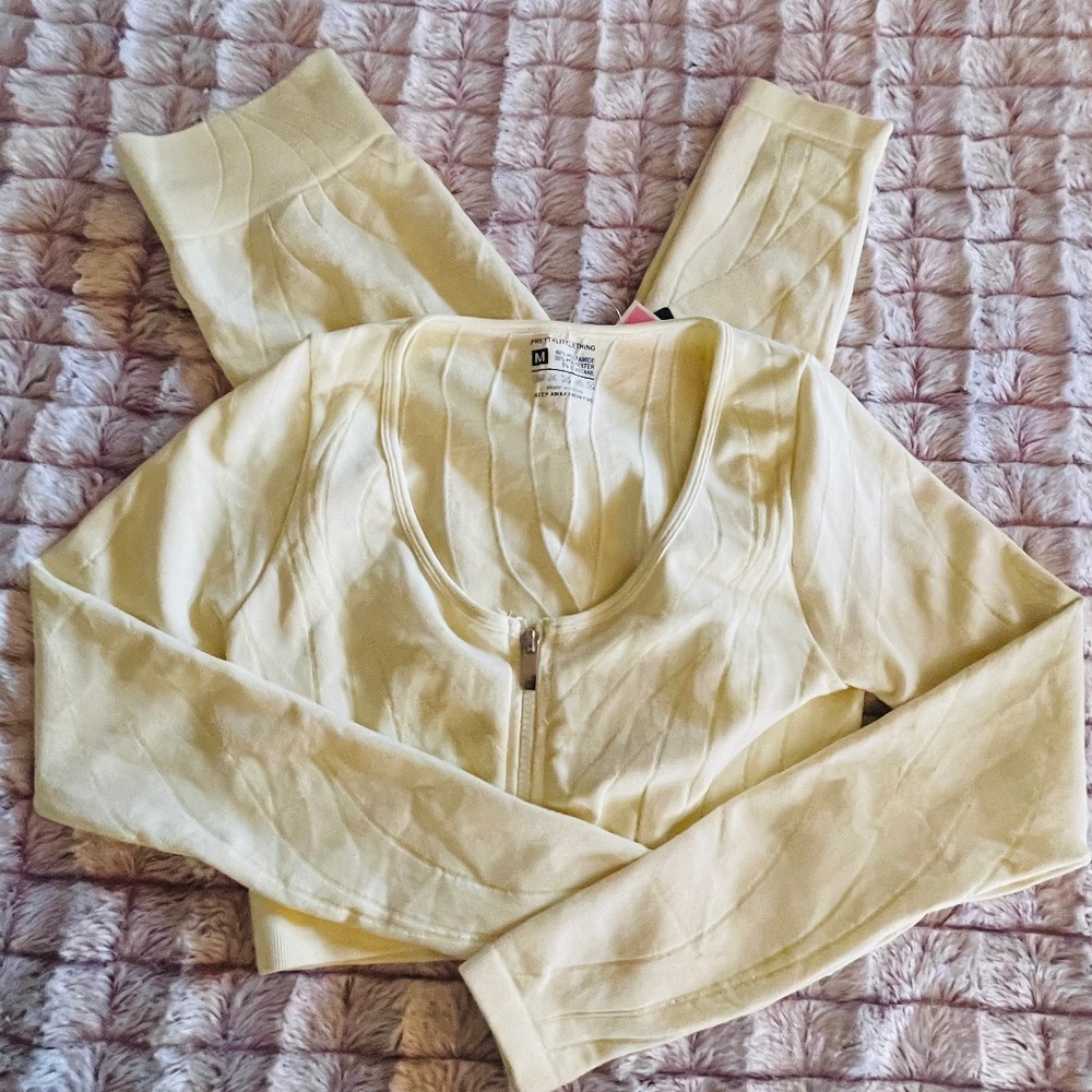 PrettyLittleThing Ribbed Yellow Activewear Set – Size Medium – NWT - Picture 2 of 9